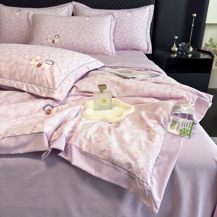 91家纺网 家纺一手货源 找家纺 赛丽雅 2026新款拼角轻奢冰丝凉感夏被四件套 花田兔-粉