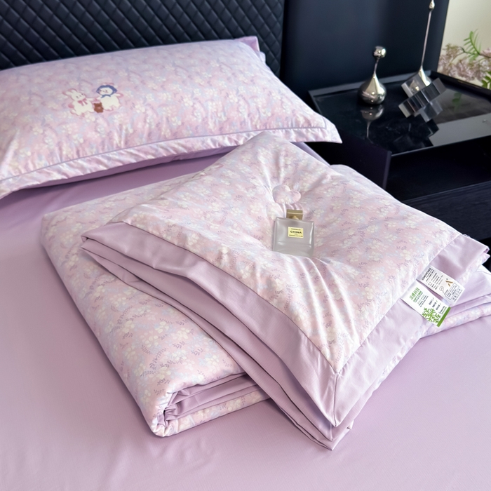 91家纺网 家纺一手货源 找家纺 赛丽雅 2026新款拼角轻奢冰丝凉感夏被四件套 花田兔-粉