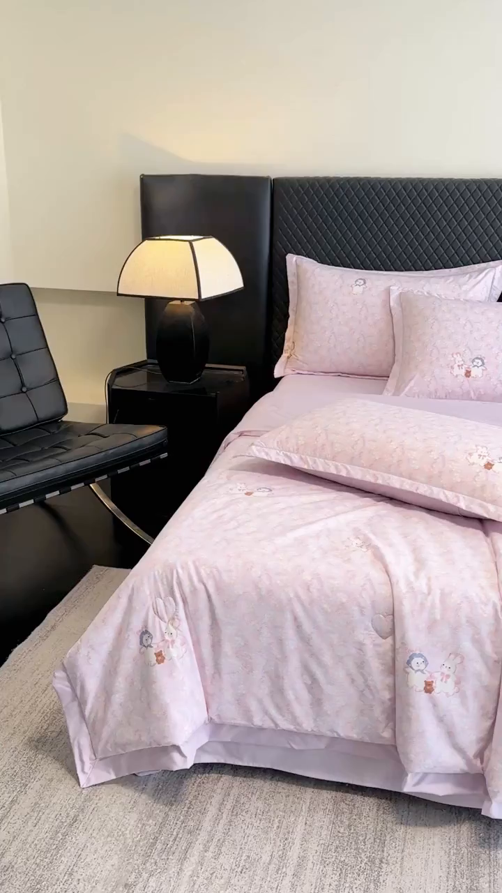 91家纺网 家纺一手货源 找家纺 赛丽雅 2026新款拼角轻奢冰丝凉感夏被四件套 花田兔-粉