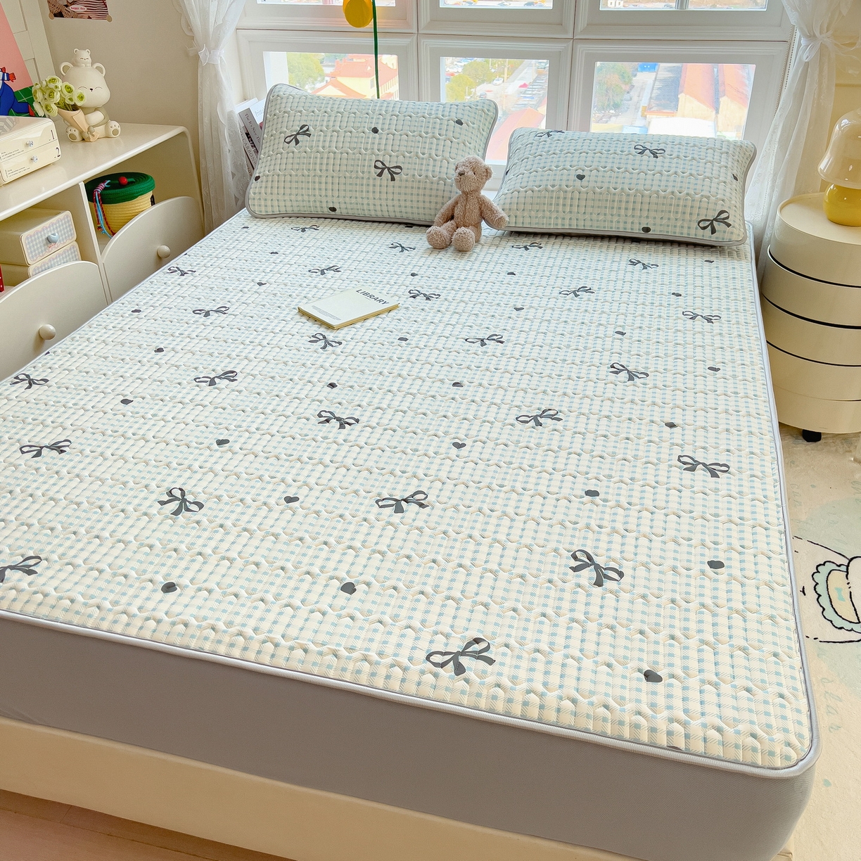 91家纺网 家纺一手货源 找家纺 丝羽坊 2026新款高密凉感丝印花乳胶凉席-床笠款 格纹蝶影