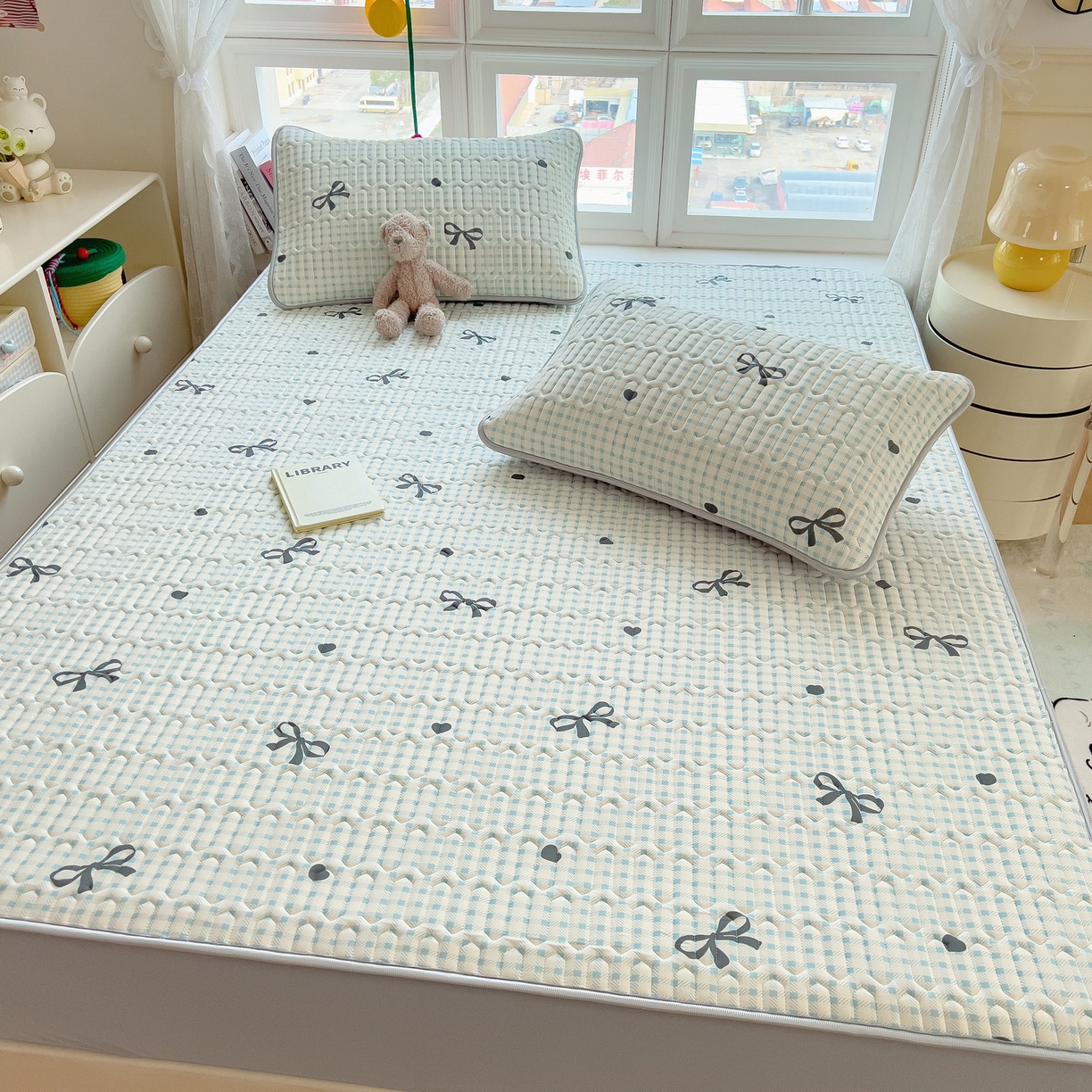 91家纺网 家纺一手货源 找家纺 丝羽坊 2026新款高密凉感丝印花乳胶凉席-床笠款 格纹蝶影