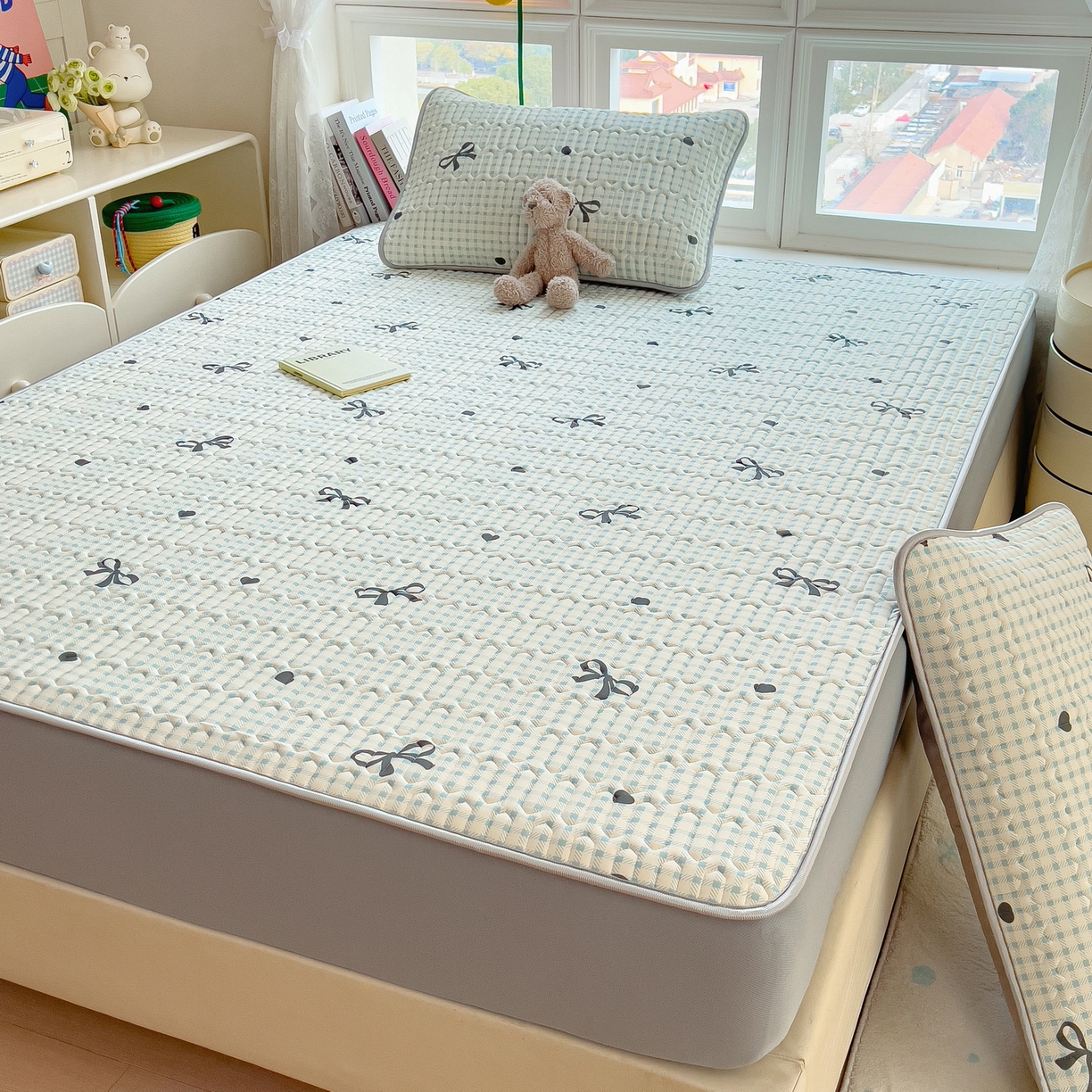 91家纺网 家纺一手货源 找家纺 丝羽坊 2026新款高密凉感丝印花乳胶凉席-床笠款 格纹蝶影