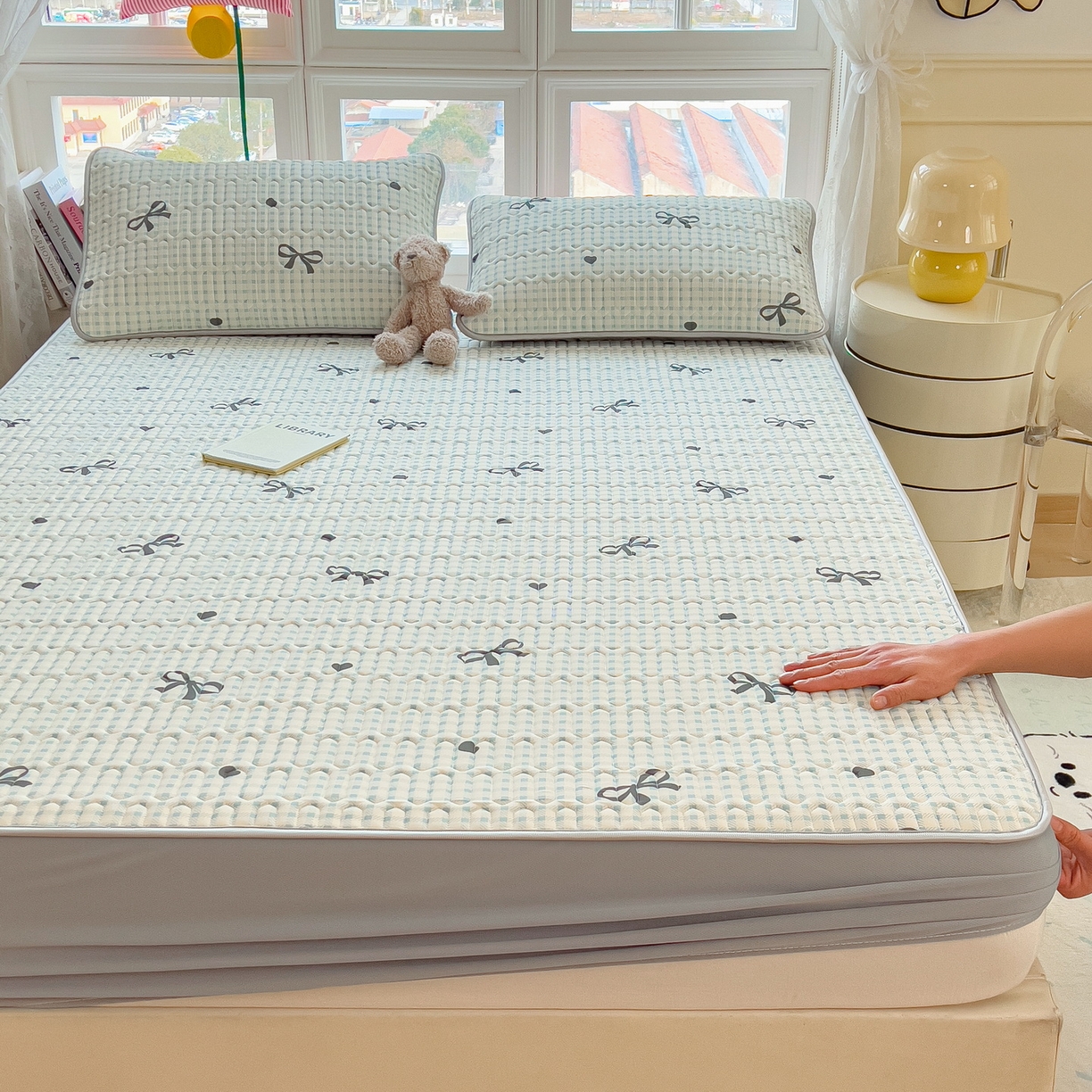 91家纺网 家纺一手货源 找家纺 丝羽坊 2026新款高密凉感丝印花乳胶凉席-床笠款 格纹蝶影