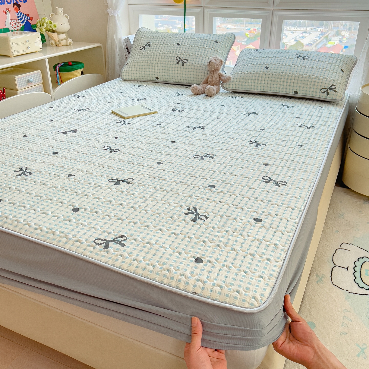 91家纺网 家纺一手货源 找家纺 丝羽坊 2026新款高密凉感丝印花乳胶凉席-床笠款 格纹蝶影