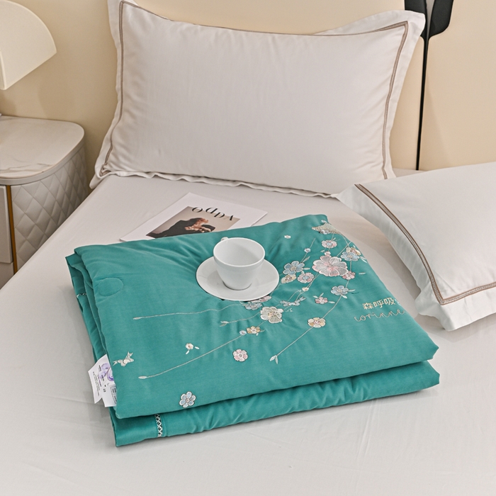 91家纺网 家纺一手货源 找家纺 太阳羽家纺 2026新款天丝绣花镂空夏被夏凉被空调被--深呼吸 深呼吸-墨绿