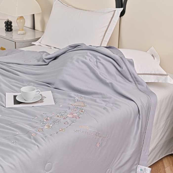 91家纺网 家纺一手货源 找家纺 太阳羽家纺 2026新款天丝绣花镂空夏被夏凉被空调被--深呼吸 深呼吸-灰色