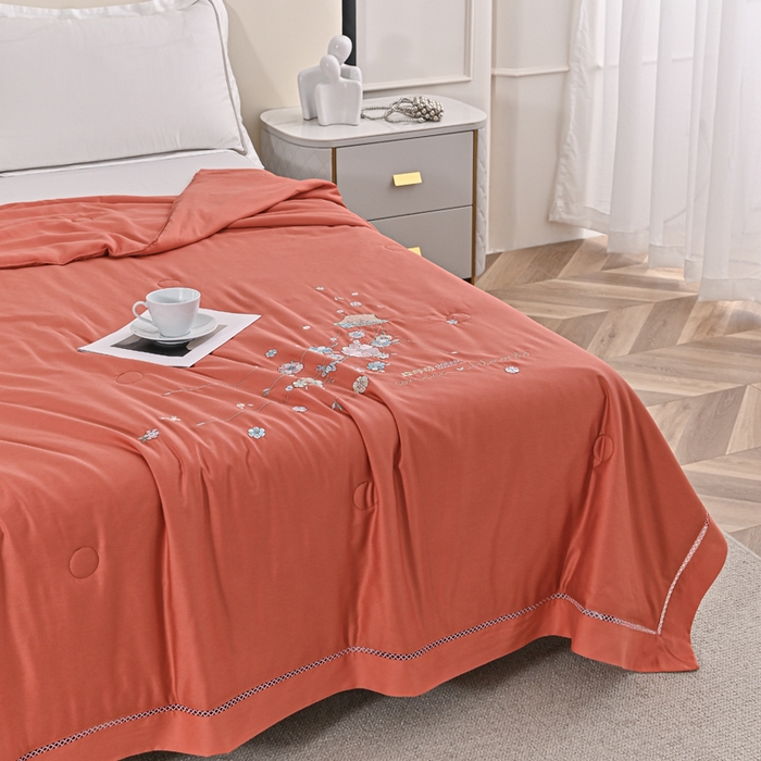 91家纺网 家纺一手货源 找家纺 太阳羽家纺 2026新款天丝绣花镂空夏被夏凉被空调被--深呼吸 深呼吸-橘色