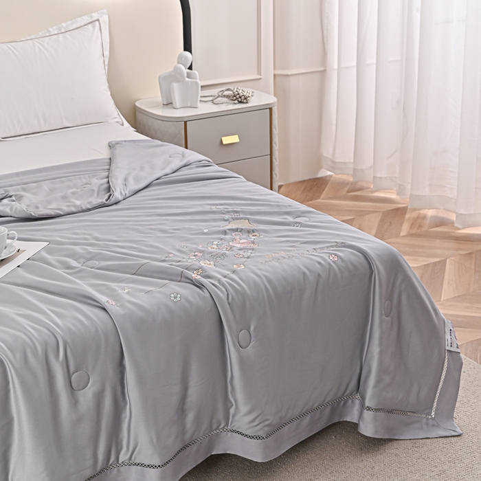 91家纺网 家纺一手货源 找家纺 太阳羽家纺 2026新款天丝绣花镂空夏被夏凉被空调被--深呼吸 深呼吸-灰色