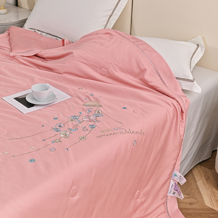 91家纺网 家纺一手货源 找家纺 太阳羽家纺 2026新款天丝绣花镂空夏被夏凉被空调被--深呼吸 深呼吸-粉色