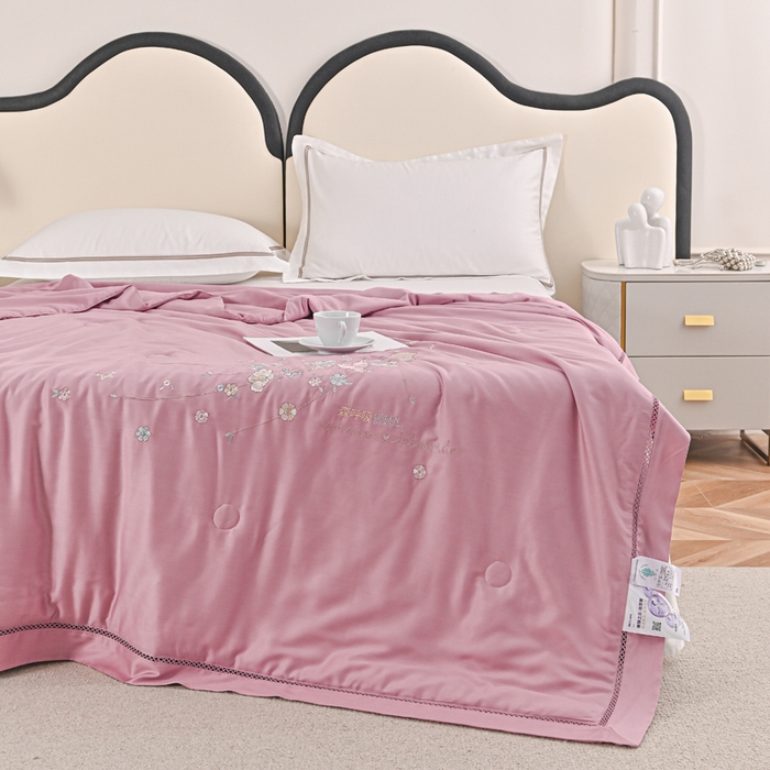 91家纺网 家纺一手货源 找家纺 太阳羽家纺 2026新款天丝绣花镂空夏被夏凉被空调被--深呼吸 深呼吸-紫色