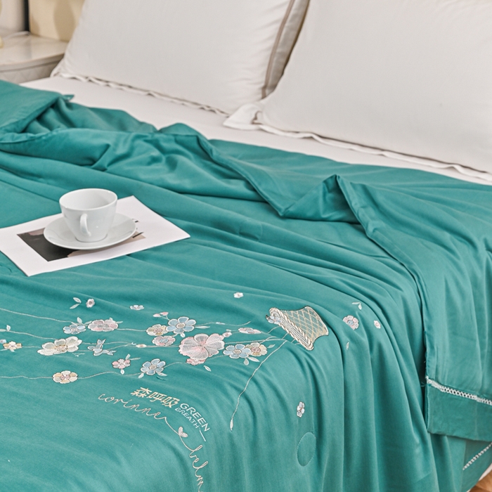 91家纺网 家纺一手货源 找家纺 太阳羽家纺 2026新款天丝绣花镂空夏被夏凉被空调被--深呼吸 深呼吸-墨绿