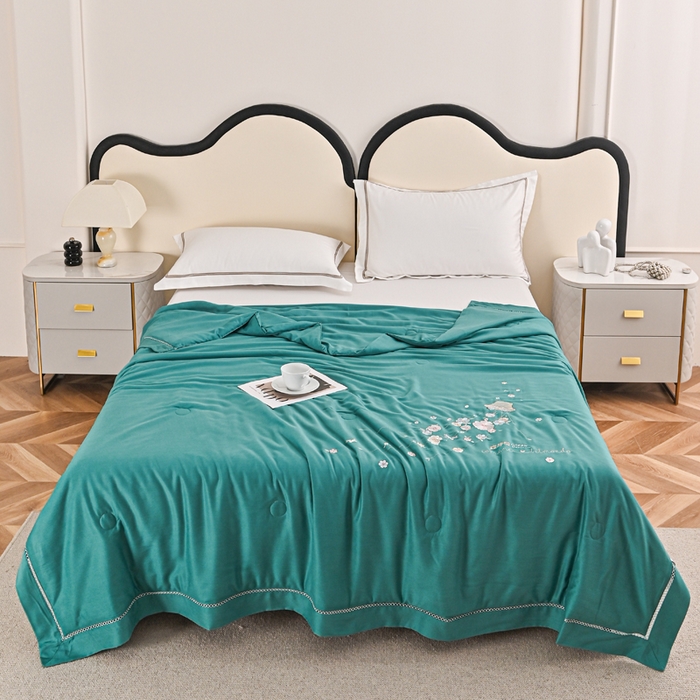 91家纺网 家纺一手货源 找家纺 太阳羽家纺 2026新款天丝绣花镂空夏被夏凉被空调被--深呼吸 深呼吸-墨绿