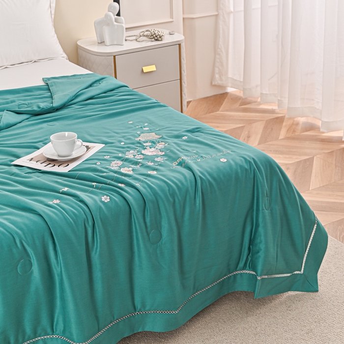 91家纺网 家纺一手货源 找家纺 太阳羽家纺 2026新款天丝绣花镂空夏被夏凉被空调被--深呼吸 深呼吸-墨绿