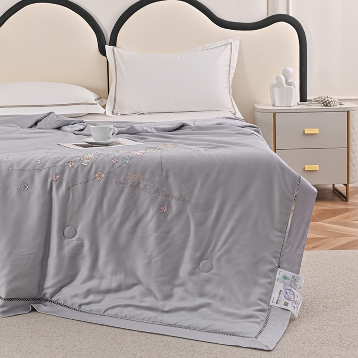 91家纺网 家纺一手货源 找家纺 太阳羽家纺 2026新款天丝绣花镂空夏被夏凉被空调被--深呼吸 深呼吸-灰色