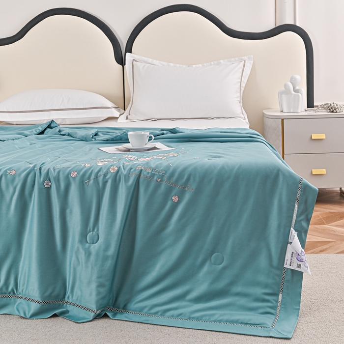 91家纺网 家纺一手货源 找家纺 太阳羽家纺 2026新款天丝绣花镂空夏被夏凉被空调被--深呼吸 深呼吸-天空蓝