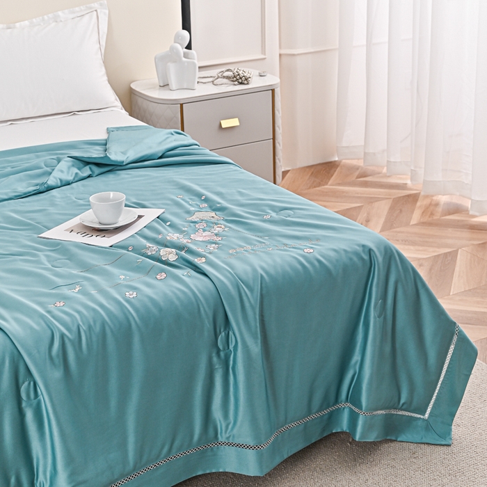 91家纺网 家纺一手货源 找家纺 太阳羽家纺 2026新款天丝绣花镂空夏被夏凉被空调被--深呼吸 深呼吸-天空蓝