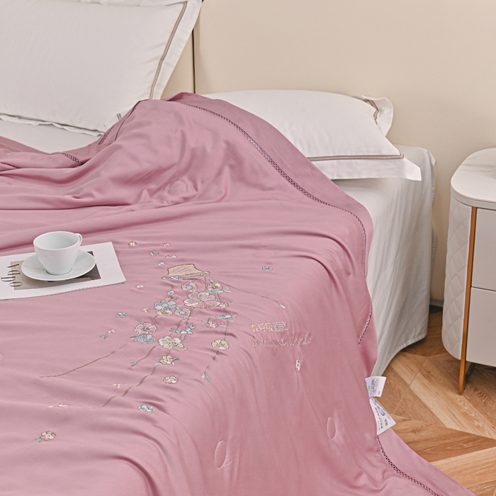 91家纺网 家纺一手货源 找家纺 太阳羽家纺 2026新款天丝绣花镂空夏被夏凉被空调被--深呼吸 深呼吸-紫色