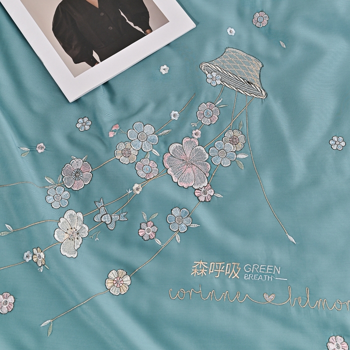 91家纺网 家纺一手货源 找家纺 太阳羽家纺 2026新款天丝绣花镂空夏被夏凉被空调被--深呼吸 深呼吸-天空蓝