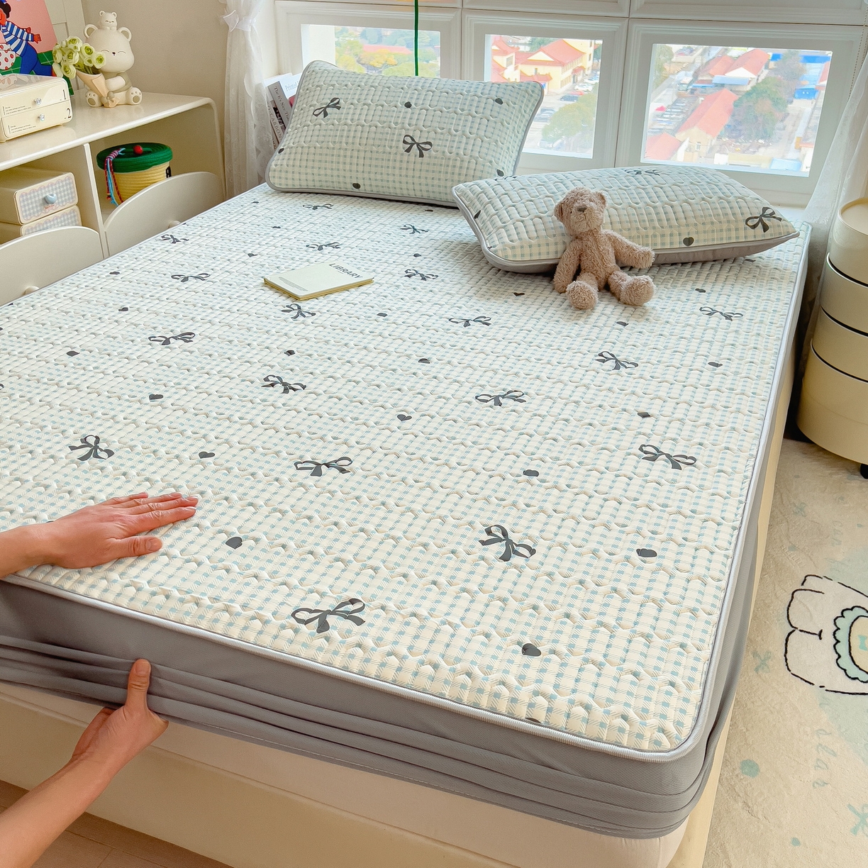 91家纺网 家纺一手货源 找家纺 丝羽坊 2026新款高密凉感丝印花乳胶凉席-床笠款 格纹蝶影