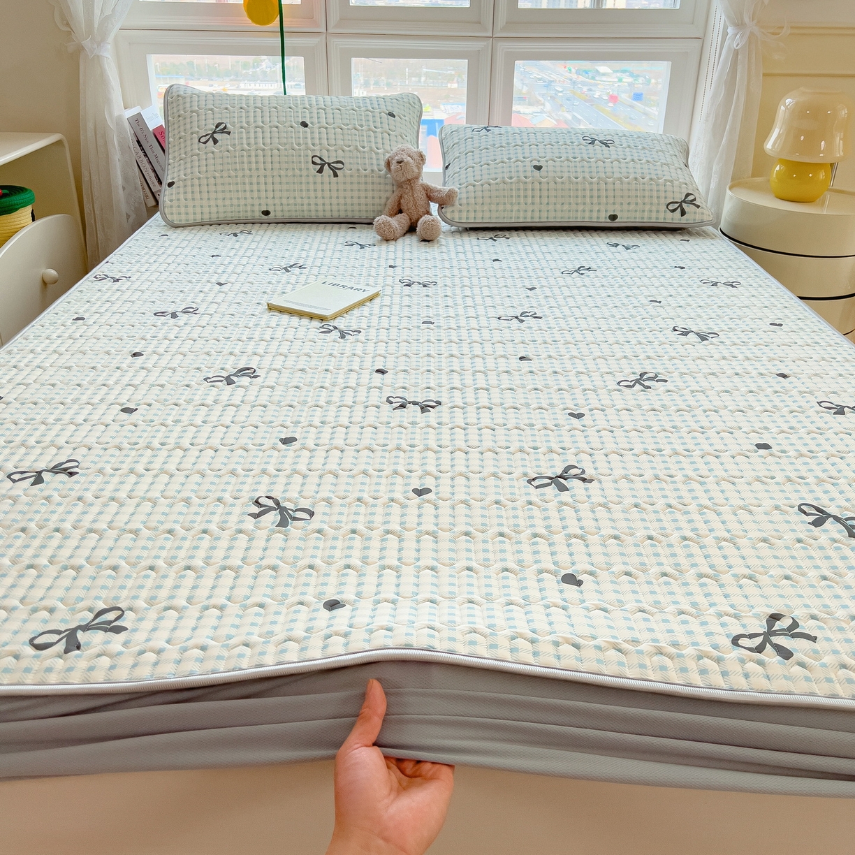 91家纺网 家纺一手货源 找家纺 丝羽坊 2026新款高密凉感丝印花乳胶凉席-床笠款 格纹蝶影