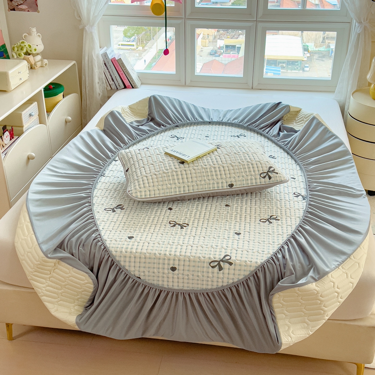 91家纺网 家纺一手货源 找家纺 丝羽坊 2026新款高密凉感丝印花乳胶凉席-床笠款 格纹蝶影