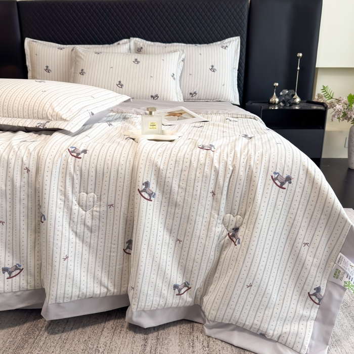 91家纺网 家纺一手货源 找家纺 赛丽雅 2026新款拼角轻奢冰丝凉感夏被四件套 摇摇马