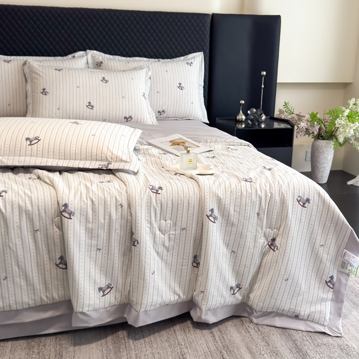 91家纺网 家纺一手货源 找家纺 赛丽雅 2026新款拼角轻奢冰丝凉感夏被四件套 摇摇马