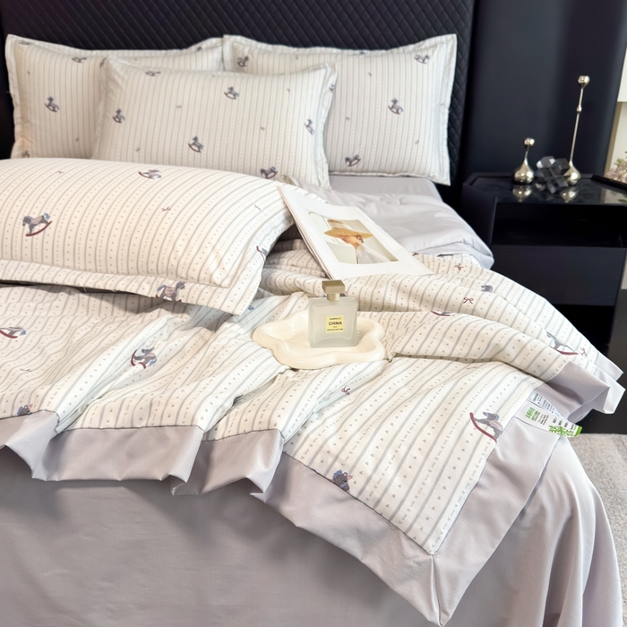 91家纺网 家纺一手货源 找家纺 赛丽雅 2026新款拼角轻奢冰丝凉感夏被四件套 摇摇马