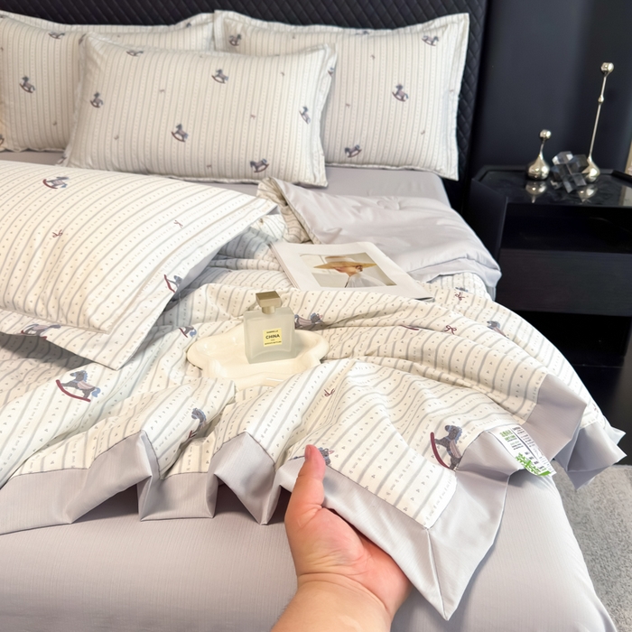 91家纺网 家纺一手货源 找家纺 赛丽雅 2026新款拼角轻奢冰丝凉感夏被四件套 摇摇马