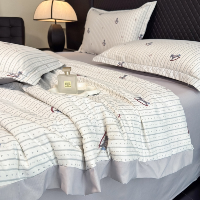 91家纺网 家纺一手货源 找家纺 赛丽雅 2026新款拼角轻奢冰丝凉感夏被四件套 摇摇马