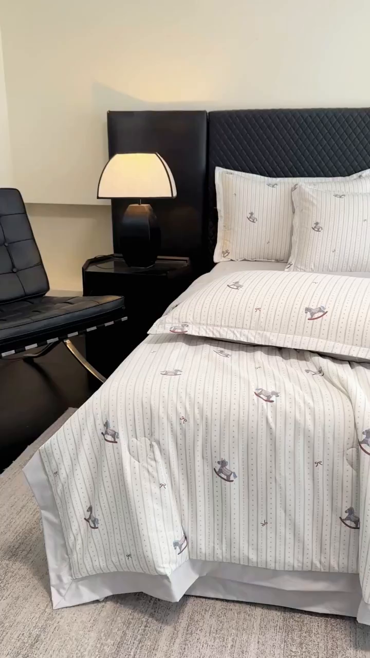 91家纺网 家纺一手货源 找家纺 赛丽雅 2026新款拼角轻奢冰丝凉感夏被四件套 摇摇马