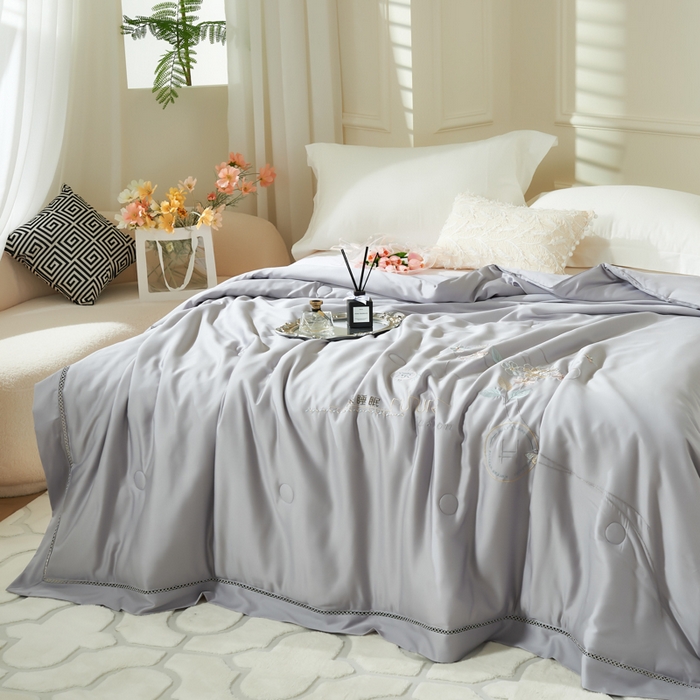 91家纺网 家纺一手货源 找家纺 太阳羽家纺 2026新款天丝绣花镂空夏凉被空调被深睡眠夏被 银灰色