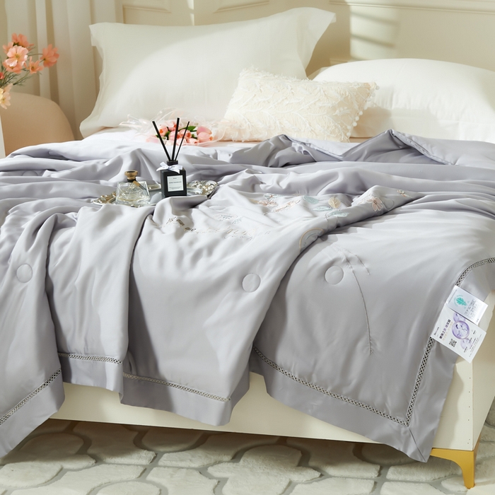 91家纺网 家纺一手货源 找家纺 太阳羽家纺 2026新款天丝绣花镂空夏凉被空调被深睡眠夏被 银灰色