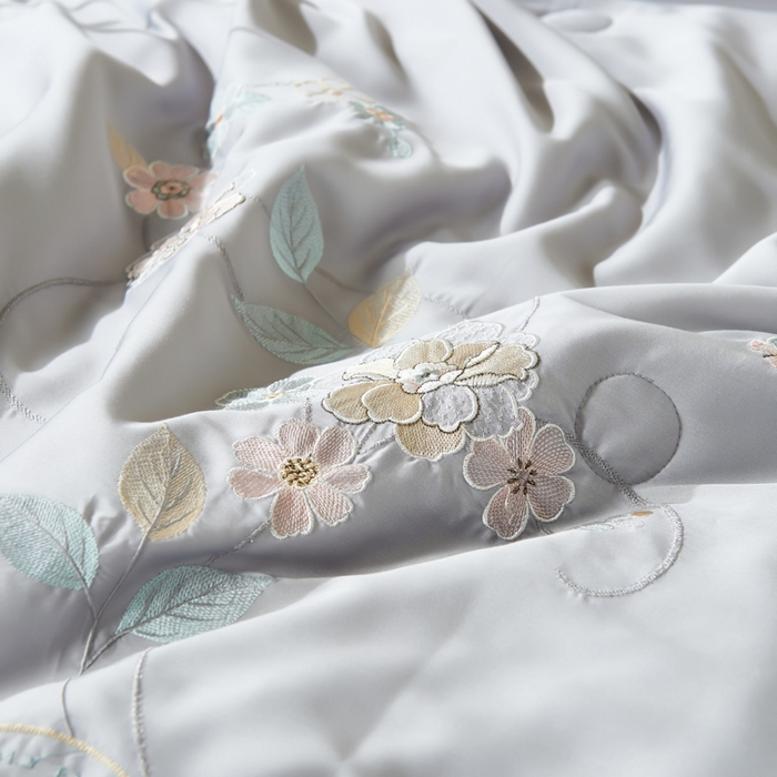 91家纺网 家纺一手货源 找家纺 太阳羽家纺 2026新款天丝绣花镂空夏凉被空调被深睡眠夏被 银灰色