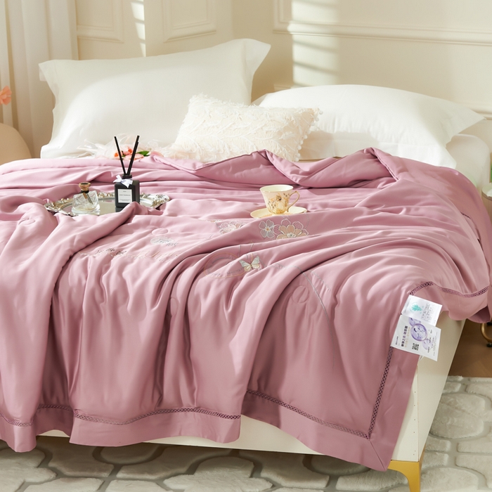 91家纺网 家纺一手货源 找家纺 太阳羽家纺 2026新款天丝绣花镂空夏凉被空调被深睡眠夏被 珠红色