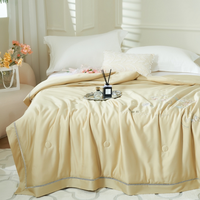 91家纺网 家纺一手货源 找家纺 太阳羽家纺 2026新款天丝绣花镂空夏凉被空调被深睡眠夏被 香槟色