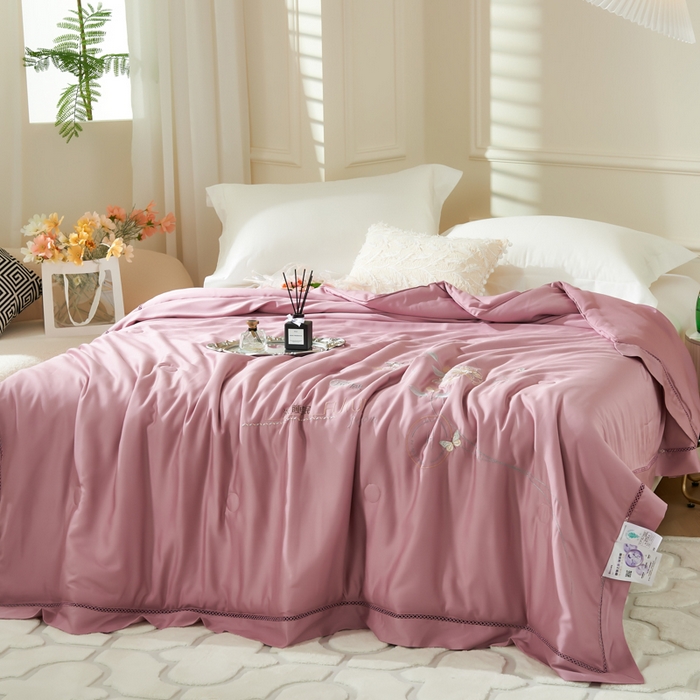 91家纺网 家纺一手货源 找家纺 太阳羽家纺 2026新款天丝绣花镂空夏凉被空调被深睡眠夏被 珠红色