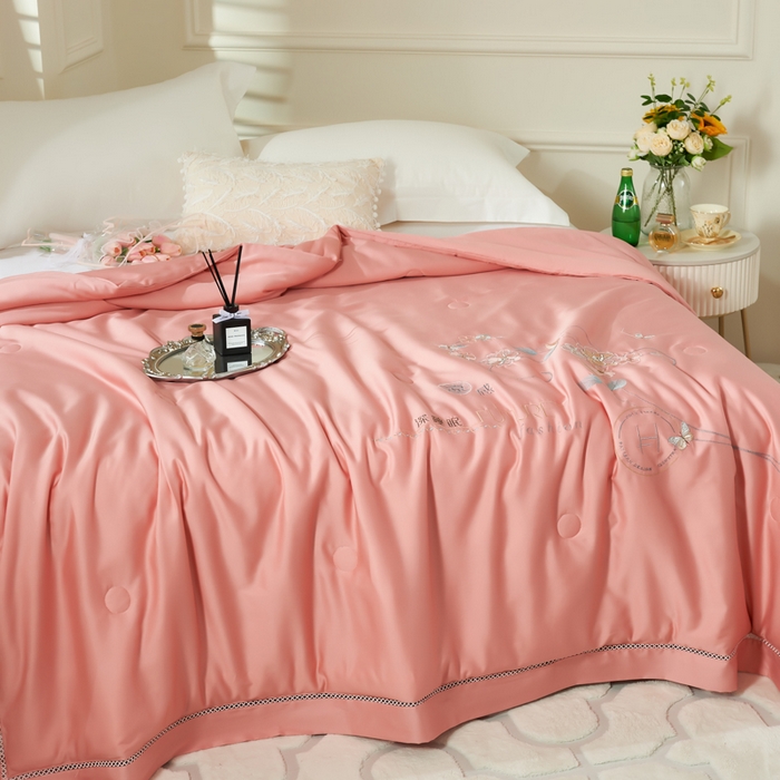 91家纺网 家纺一手货源 找家纺 太阳羽家纺 2026新款天丝绣花镂空夏凉被空调被深睡眠夏被 橘红色