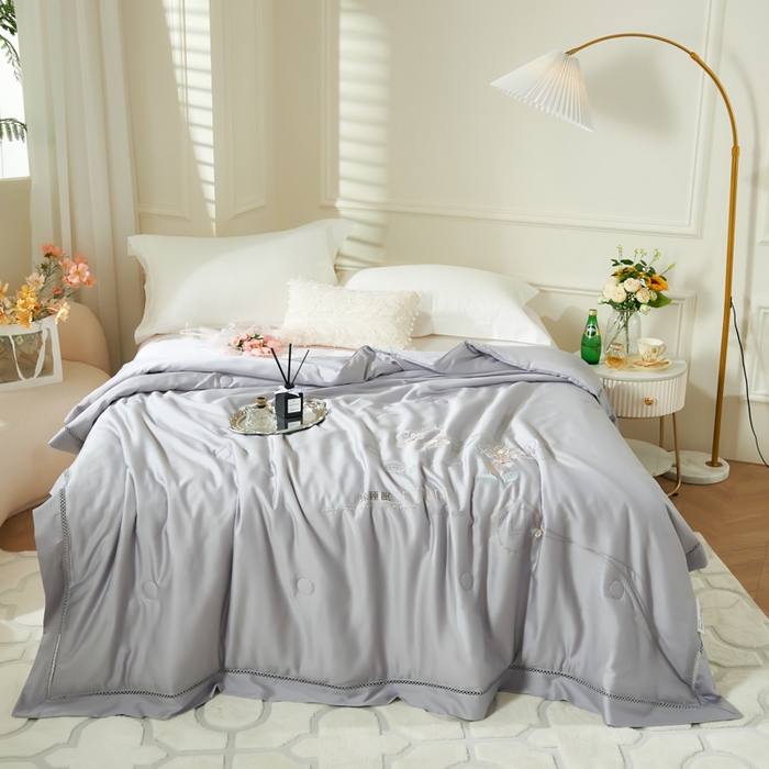 91家纺网 家纺一手货源 找家纺 太阳羽家纺 2026新款天丝绣花镂空夏凉被空调被深睡眠夏被 银灰色