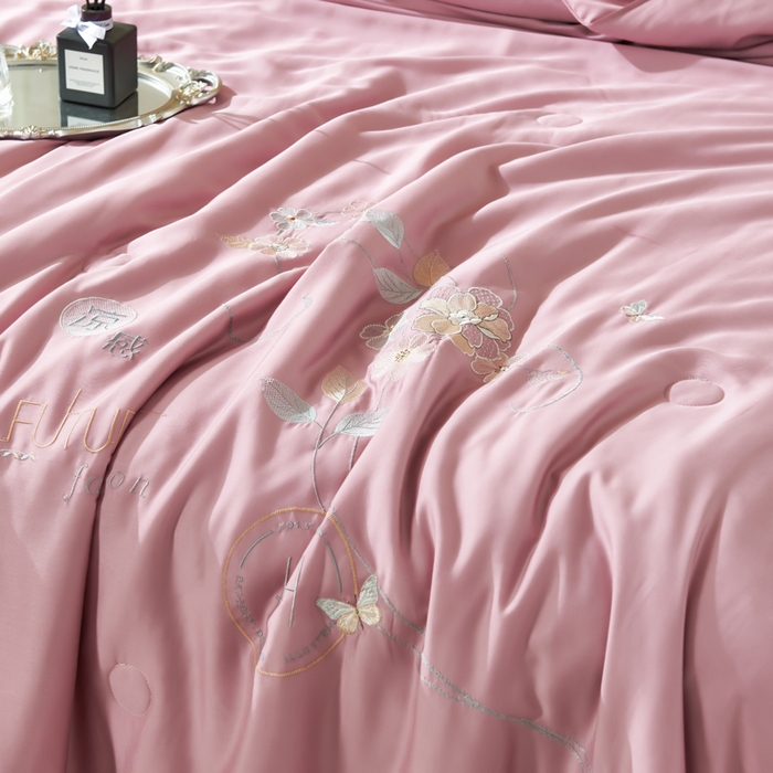 91家纺网 家纺一手货源 找家纺 太阳羽家纺 2026新款天丝绣花镂空夏凉被空调被深睡眠夏被 珠红色