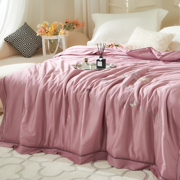 91家纺网 家纺一手货源 找家纺 太阳羽家纺 2026新款天丝绣花镂空夏凉被空调被深睡眠夏被 珠红色