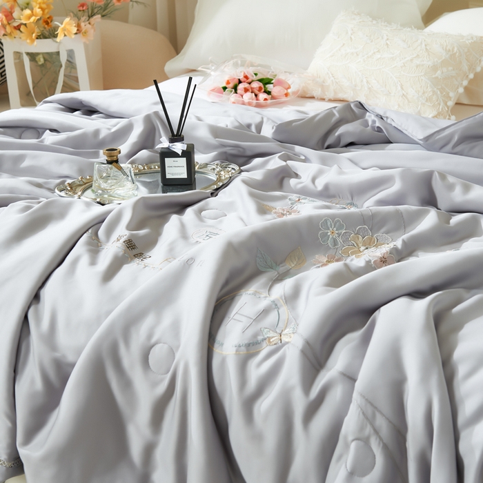 91家纺网 家纺一手货源 找家纺 太阳羽家纺 2026新款天丝绣花镂空夏凉被空调被深睡眠夏被 银灰色