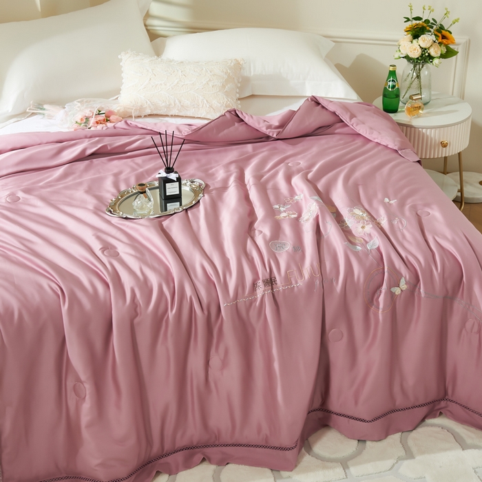 91家纺网 家纺一手货源 找家纺 太阳羽家纺 2026新款天丝绣花镂空夏凉被空调被深睡眠夏被 珠红色