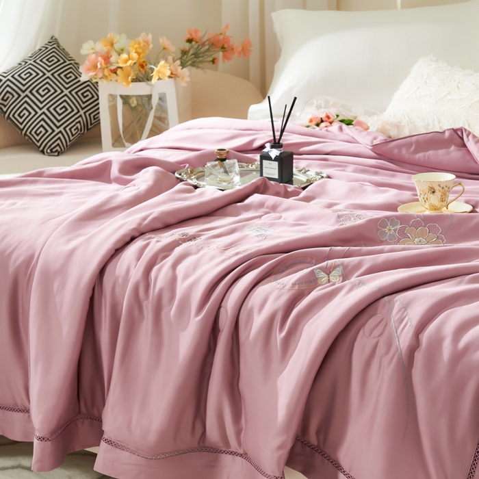 91家纺网 家纺一手货源 找家纺 太阳羽家纺 2026新款天丝绣花镂空夏凉被空调被深睡眠夏被 珠红色