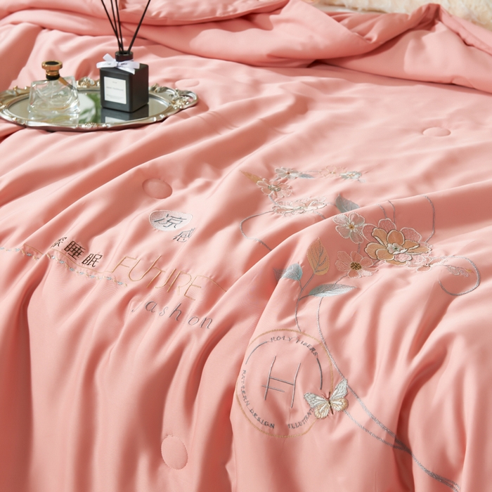 91家纺网 家纺一手货源 找家纺 太阳羽家纺 2026新款天丝绣花镂空夏凉被空调被深睡眠夏被 橘红色