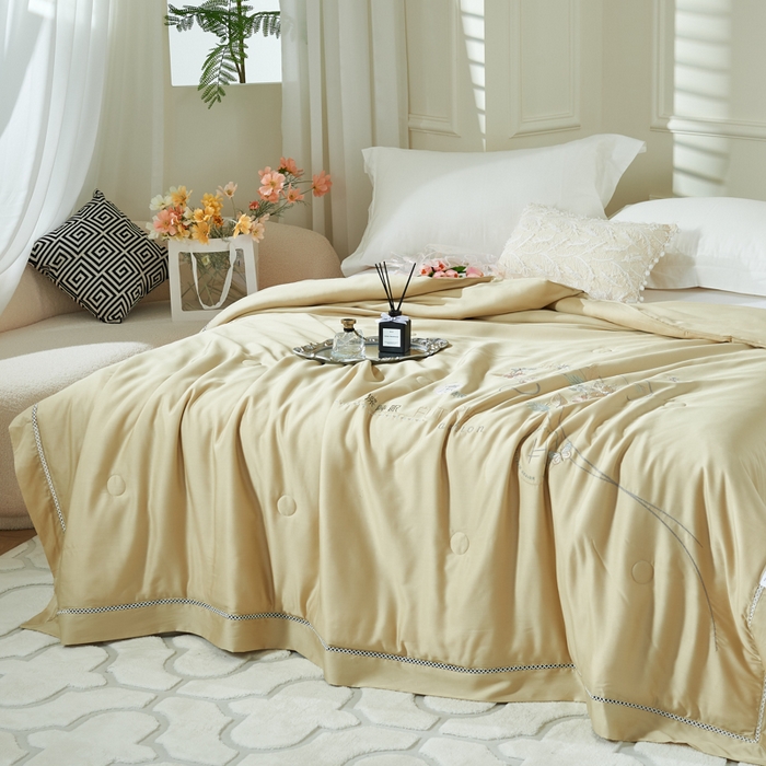 91家纺网 家纺一手货源 找家纺 太阳羽家纺 2026新款天丝绣花镂空夏凉被空调被深睡眠夏被 香槟色