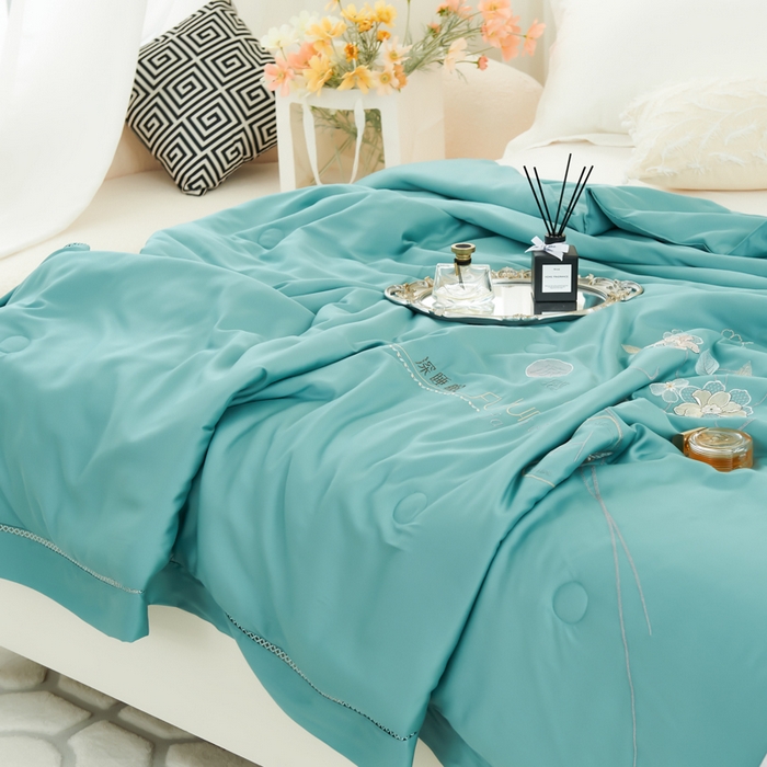 91家纺网 家纺一手货源 找家纺 太阳羽家纺 2026新款天丝绣花镂空夏凉被空调被深睡眠夏被 海蓝色