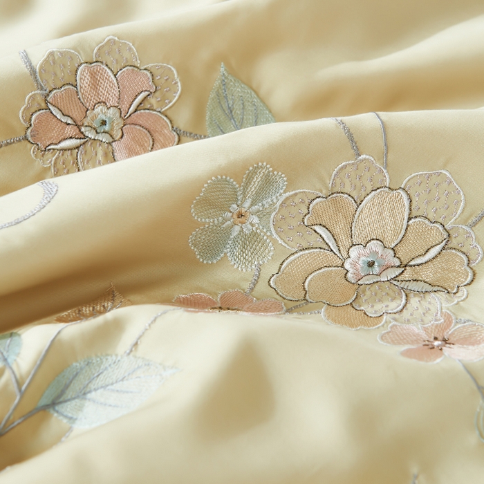 91家纺网 家纺一手货源 找家纺 太阳羽家纺 2026新款天丝绣花镂空夏凉被空调被深睡眠夏被 香槟色
