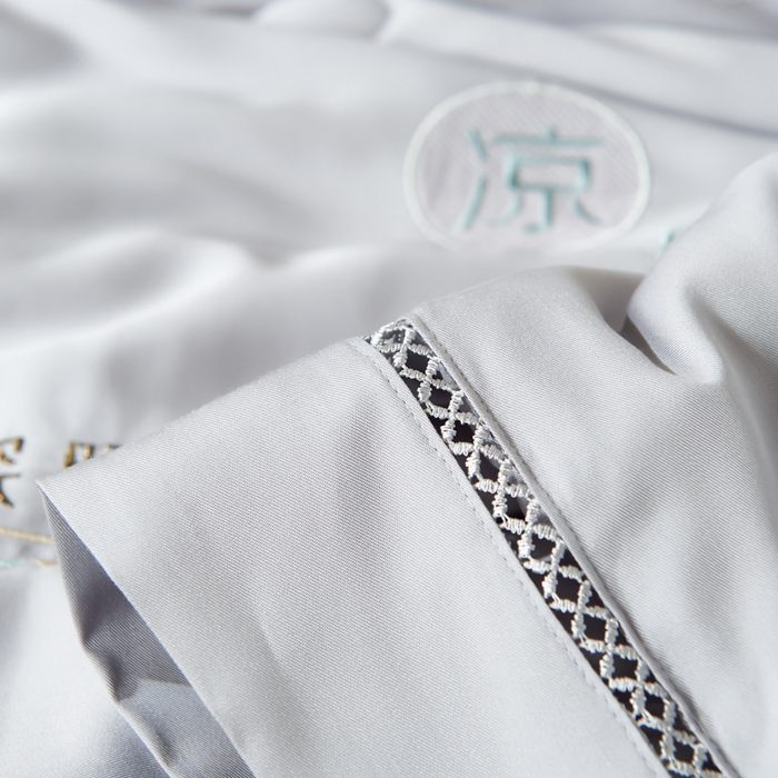 91家纺网 家纺一手货源 找家纺 太阳羽家纺 2026新款天丝绣花镂空夏凉被空调被深睡眠夏被 银灰色