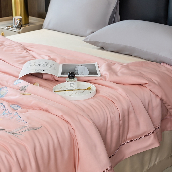 91家纺网 家纺一手货源 找家纺 太阳羽家纺 2026新款40s冰蚕科技天丝镂空夏被绣花夏凉被空调被子 清雅冰-粉